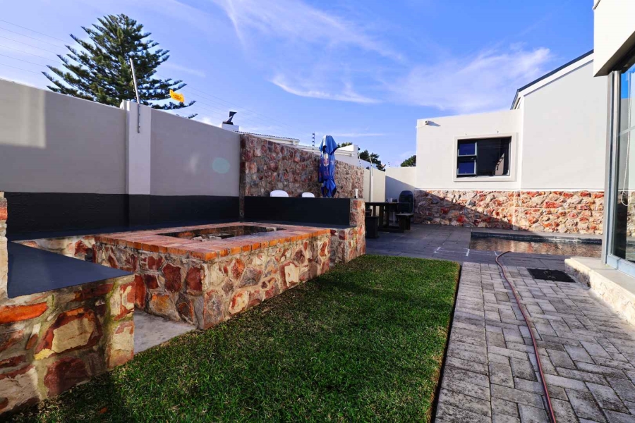 7 Bedroom Property for Sale in Sandbaai Western Cape